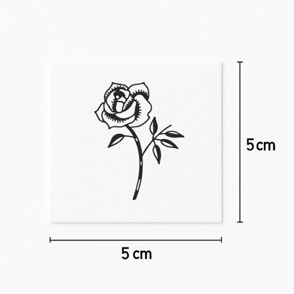 Tatouage rose élégante